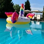 아파트 Poolside