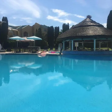 아파트 Poolside