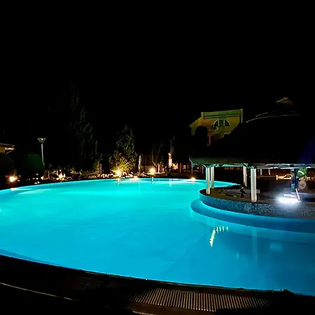 דירה Poolside