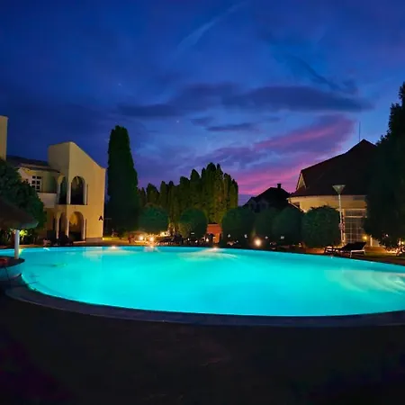דירה Poolside
