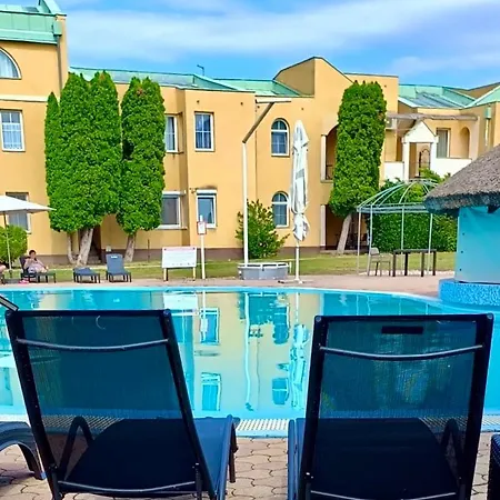 Poolside * שיופוק